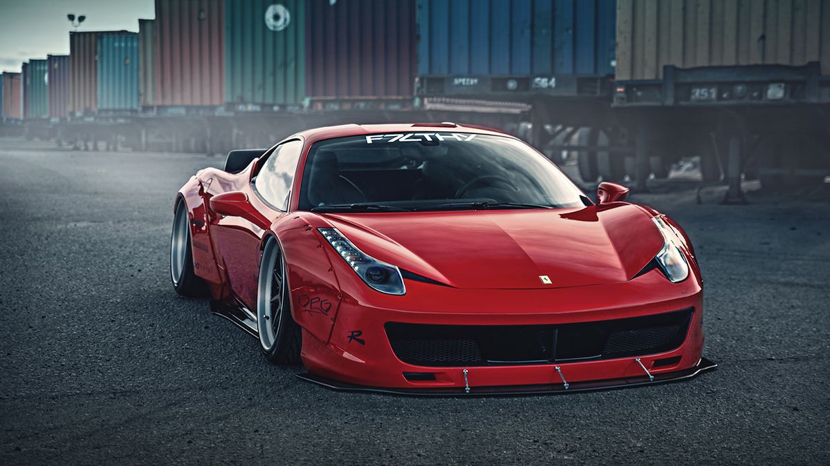 Ten egzemplarz to kolejne 458 Italia, które zostało wyposażone w surowy pakiet wizualny Liberty Walk Performance. O ile spliter, dokładki na nadkola i kaczy kuper nadają czysto sportowego charakteru, to osadzenie kół w w taki sposób połączone z całkowitą glebą może dla niektórych być krokiem za daleko.