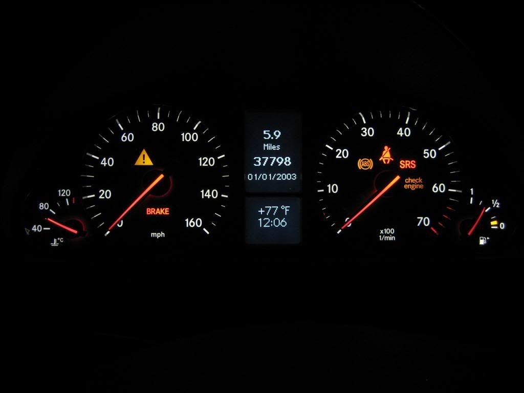 Przebieg wyświetlany między zegarami to dzisiaj żaden wyznacznik (źródło: w203.pl)