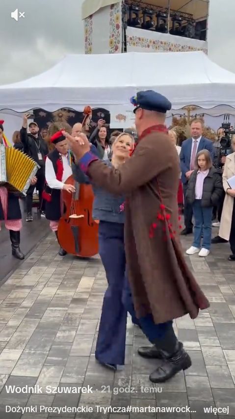 Marta Nawrocka tańczy na dożynkach