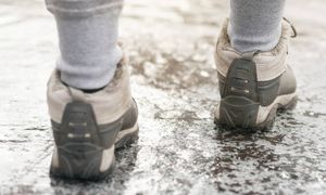 Rozsyp zamiast soli. Lód nie będzie miał żadnych szans