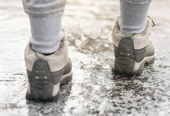 Rozsyp zamiast soli. Lód nie będzie miał żadnych szans