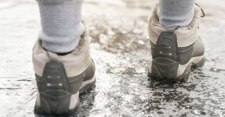 Rozsyp zamiast soli. Lód nie będzie miał żadnych szans