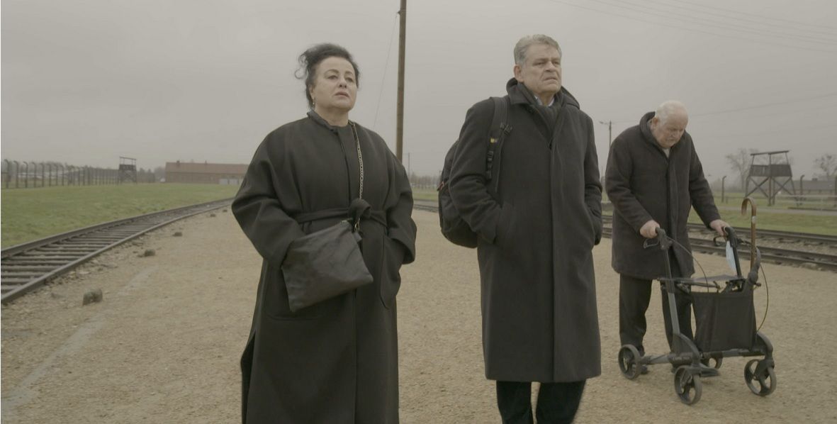 Kai Hoess (pośrodku) z ojcem Hansem-Juergenem (z prawej) oraz córką Anity Lasker, ocalałej z obozu Auschwitz (kadr z filmu "Cień komendanta")
