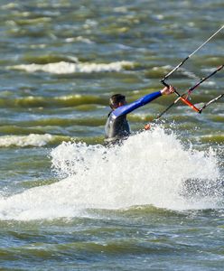 Jastarnia: tragedia na plaży. Kitesurfer upadł z dużej wysokości