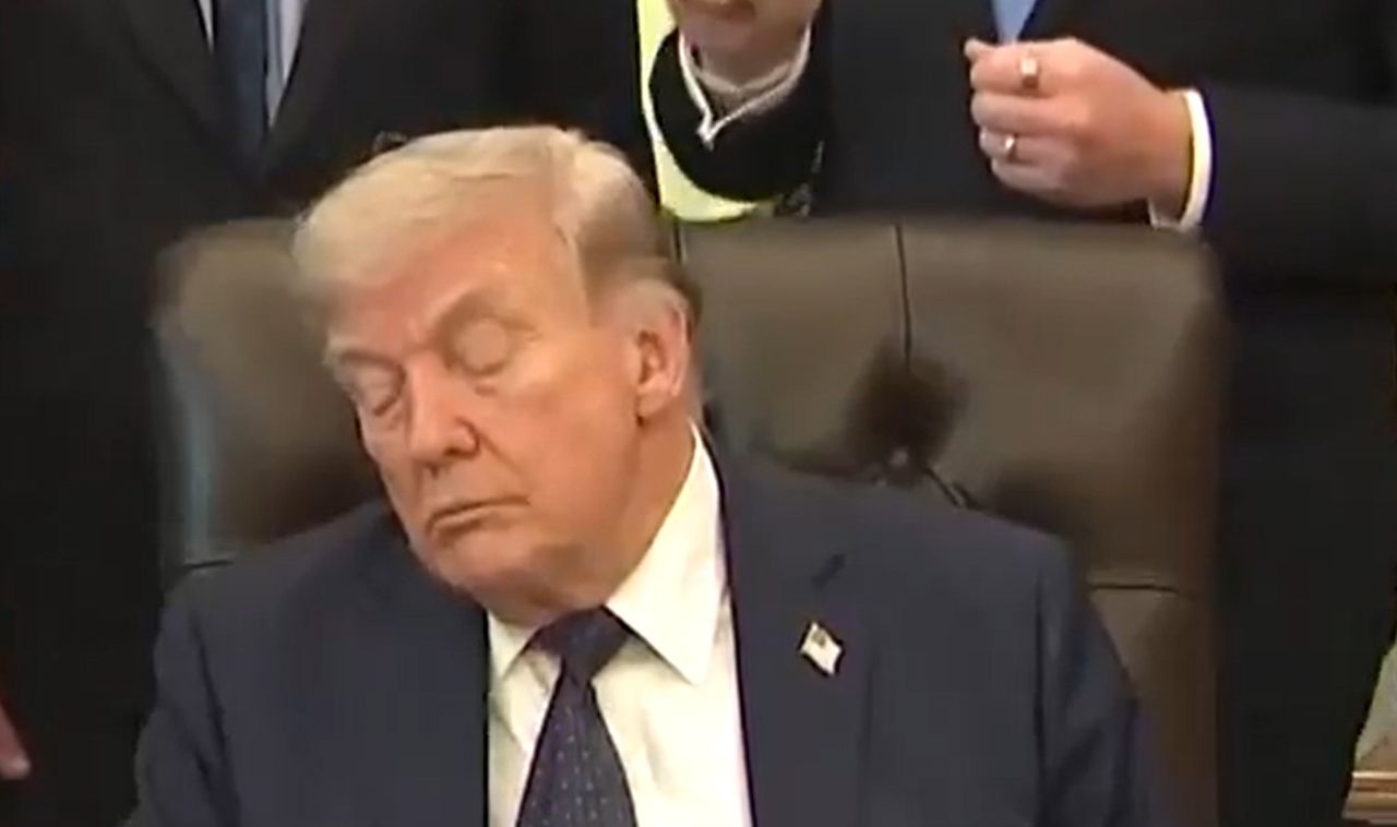 Trump znów przyłapany. Spójrzcie na oczy. Piszą, co robi nocami