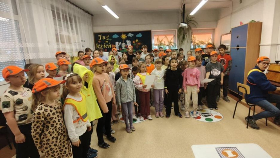 Dzieci z Gierlachowa przygotowały własną piosenkę promującą bezpieczeństwo na drodze. Fot. arch. szkoły