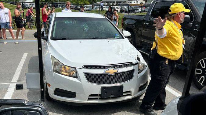 Opona, która wyleciała z trybun uderzyła z impetem w stojący na parkingu Chevrolet Cruze