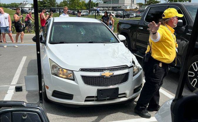 Opona, która wyleciała z trybun uderzyła z impetem w stojący na parkingu Chevrolet Cruze