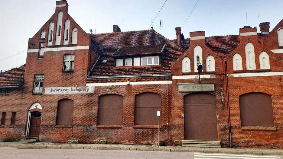 Brodnicki dworzec od lat podupada i zabity deskami nie pełni już pierwotnej funkcji. PKP chce zainwestować w remont budynku. Fot. Krzysztof Cedro