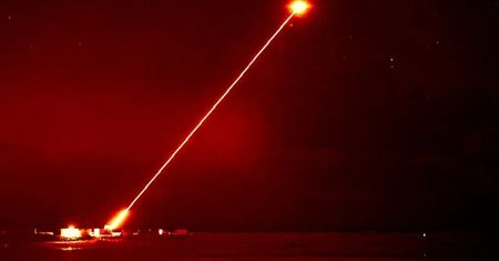 Laser bojowy kontra osioł. Były szef AW: Nie ma z czego się śmiać