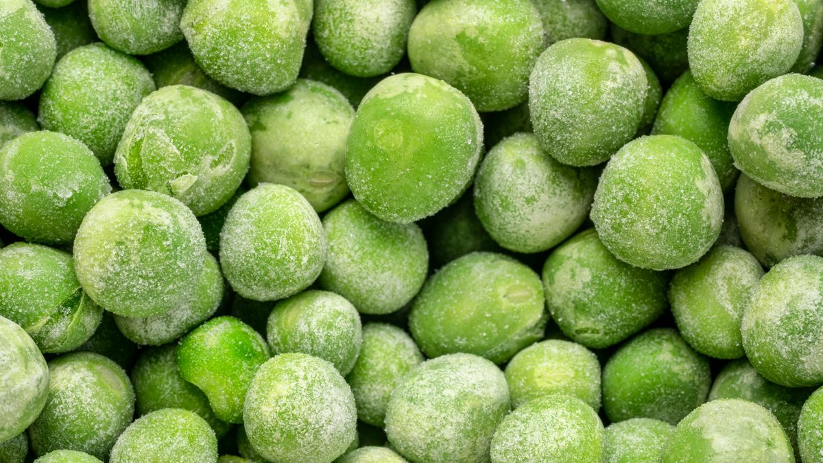 Warto sięgać po mrożony groszek zimą