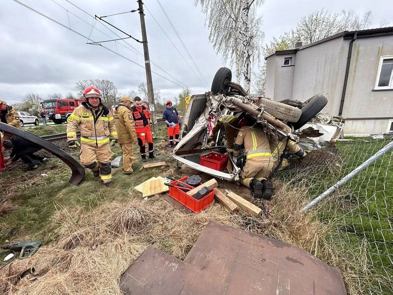 Tragiczny wypadek na przejeździe kolejowym. Bus rozerwany przez pociąg