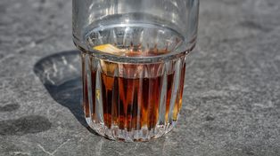 Jeden z najgorszych napojów dla jelit i żołądka. Wielu pije litrami