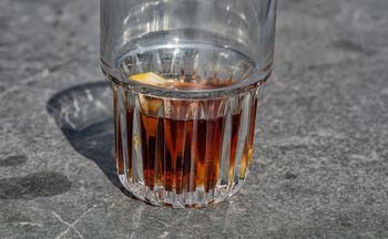 Jeden z najgorszych napojów dla jelit i żołądka. Wielu pije litrami