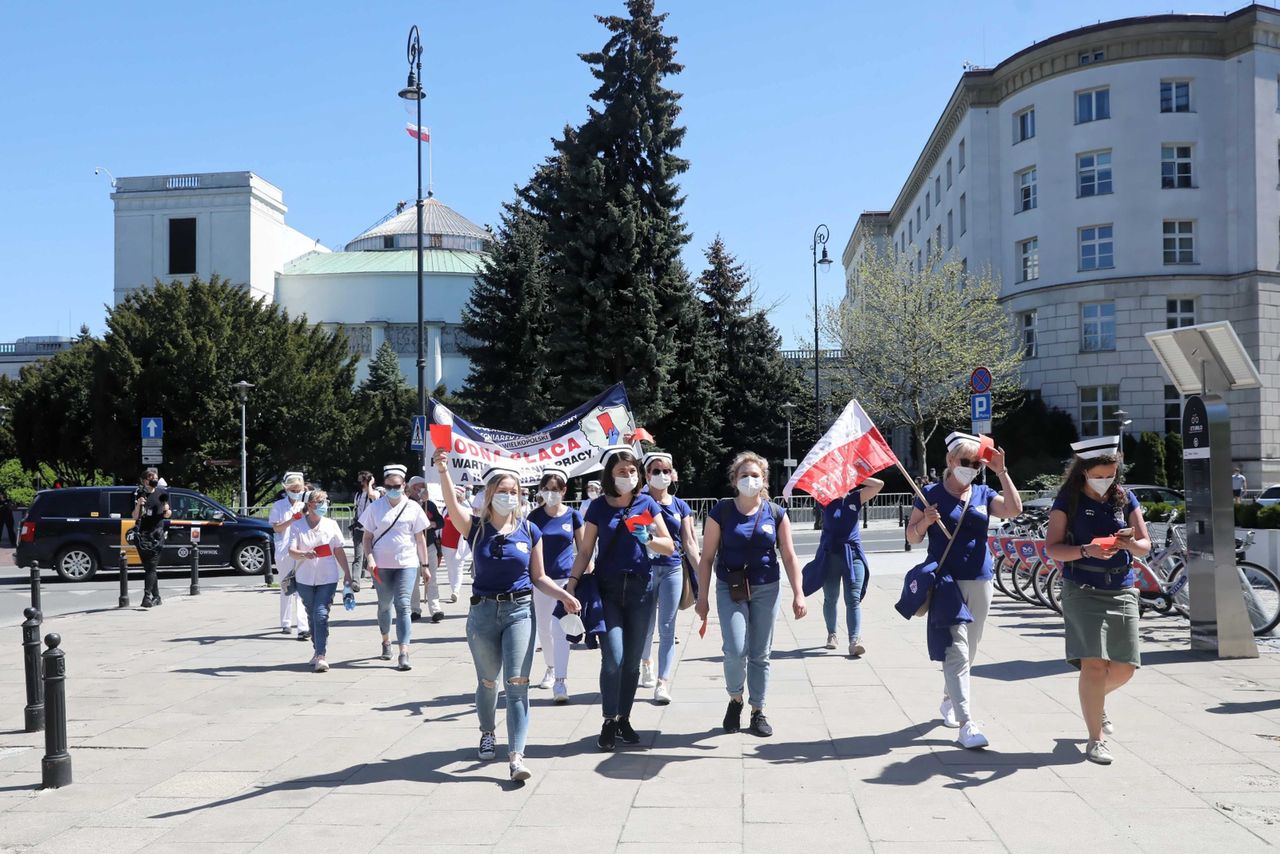 Warszawa. Protest pielęgniarek i położnych. Domagają się podwyżek