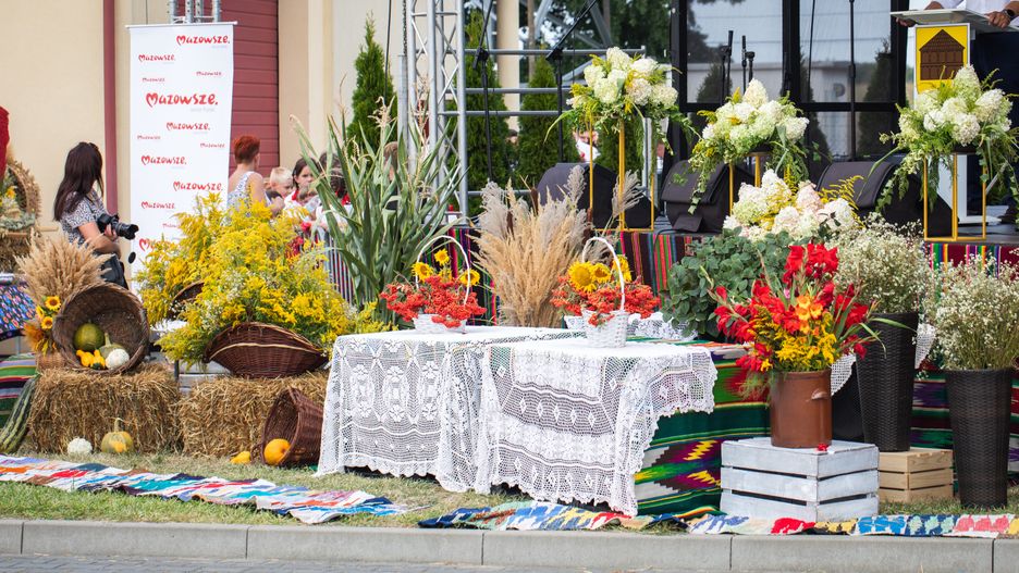 jardin, kwiat, dom, lato, ogrodnictwo, architektura, charakter, architektura zieleni, drzew, jary, mieszkalne, flora, rynek, krajobraz, stary, front, dożynki, dekoracje dożynkowe, dożynkowa dekoracja, dożynkowe ozdoby, dekoracja sceny na dożynki