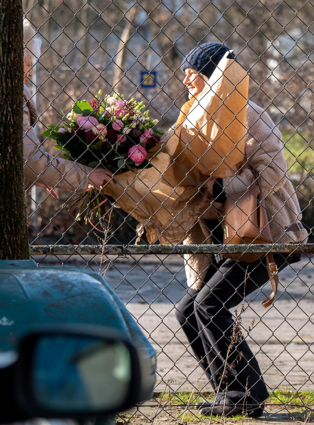 Grażyna Torbicka wręcza mamie kwiaty