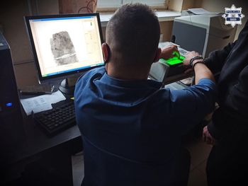 Wymysłów: Seria podpaleń samochodów. Mężczyzna użył koktajli mołotowa