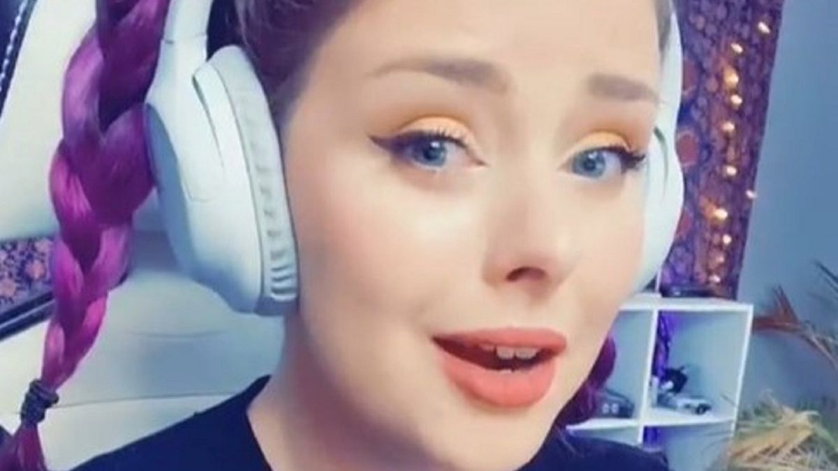 Ma duże piersi. Przestała nosić stanik. 