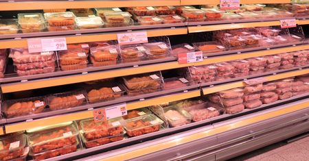 Pilny apel znanej sieci. W sprzedawanym mięsie wykryto plastik
