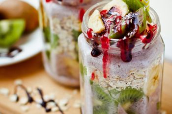 Omijasz śniadania, bo rano brakuje ci czasu? Ta owsianka robi się sama, gdy ty smacznie śpisz