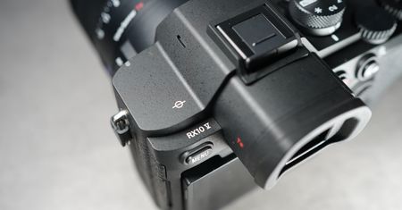Aparat uniwersalny? Test Sony RX10 V. Co dostaniemy za 10 tys. zł?