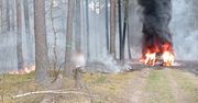 Pożar ciągnika na leśnej drodze. Ogień rozprzestrzenił się na drzewa