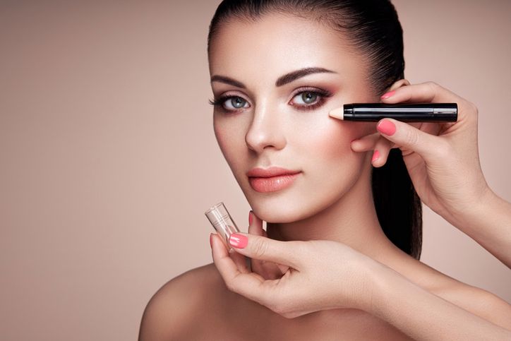 Jak nakładać rozświetlacz w sztyfcie? Skuteczna aplikacja i zastosowanie cenionego kosmetyku