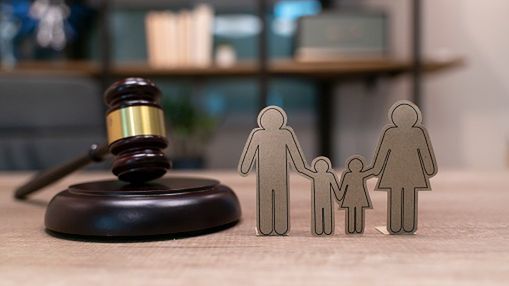 Paper people chain, books and judge's gavel. Law, family politics and marriage legalization.
seksan Mongkhonkhamsao