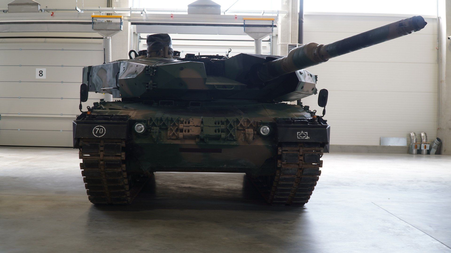 Czołg K2 i czołgi Leopard w hali Bumaru- Łabędy