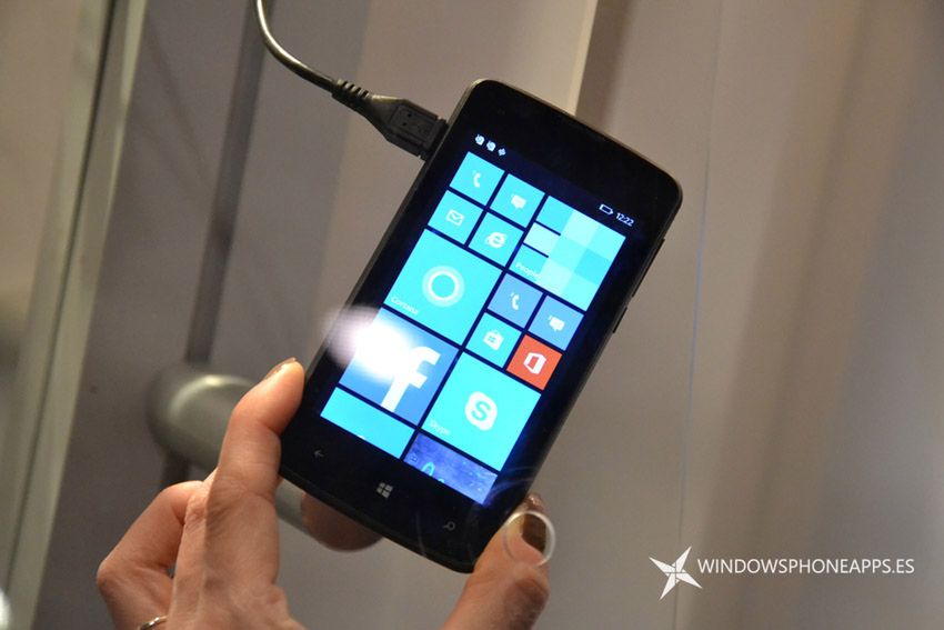 Na MWC 2015 swoje smartfony z Windows Phone'em pokazał także... Polaroid 1