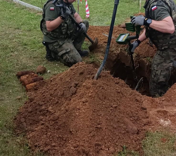 Kopali dół na cmentarzu. Groźne odkrycie na Mazurach