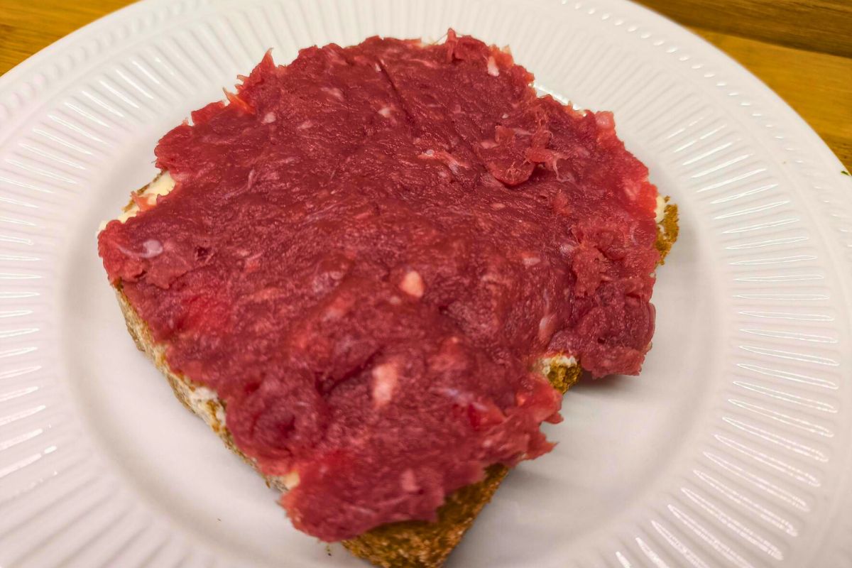 Metka tatarska to przysmak dla miłośników mięsa