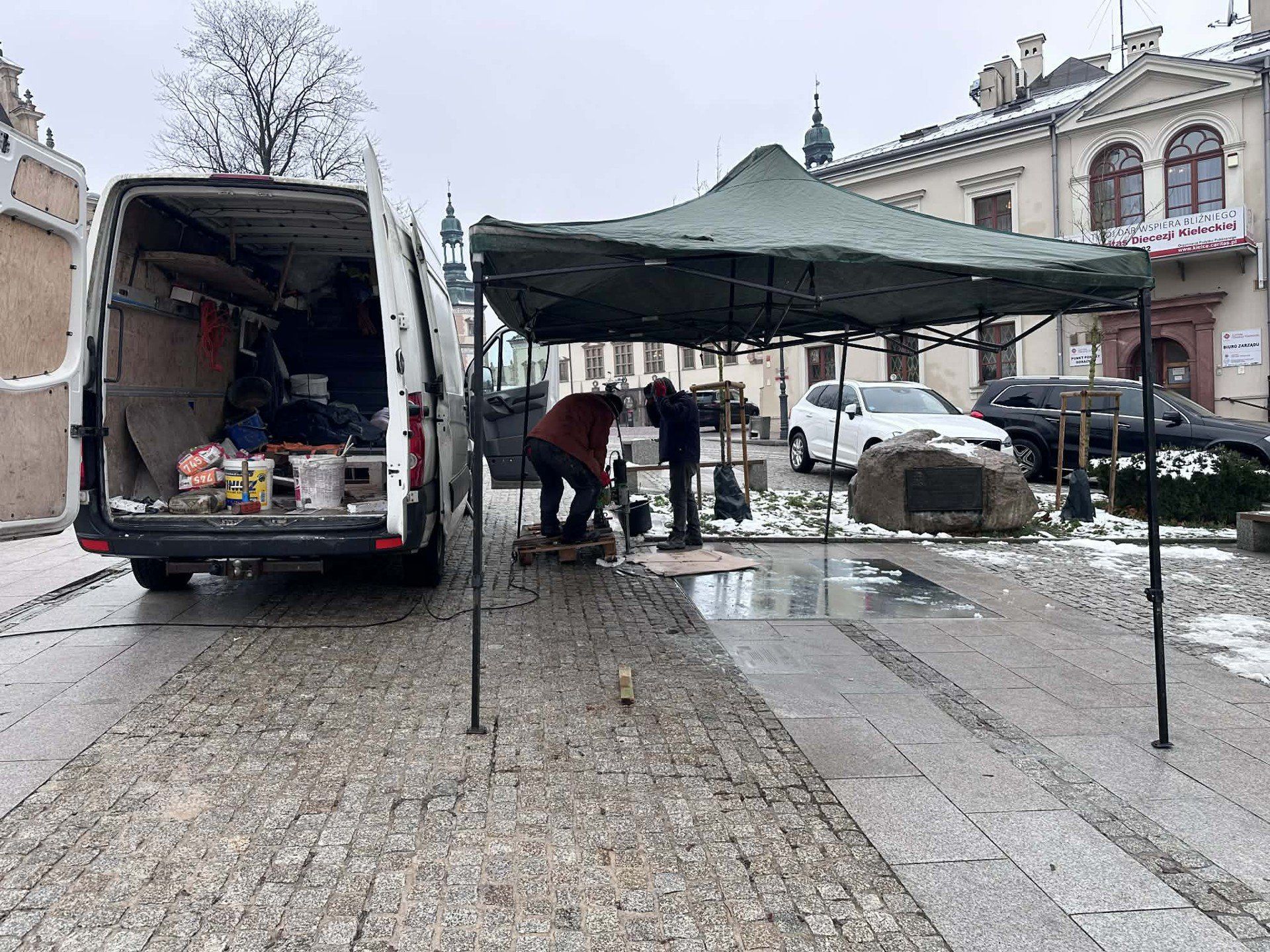 Niebo Kielc - powstaje stałe ogrodzenie i osłona instalacji