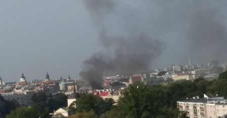 Pożar kamienicy na ul. Rybnej w Lublinie. Trwa akcja gaśnicza