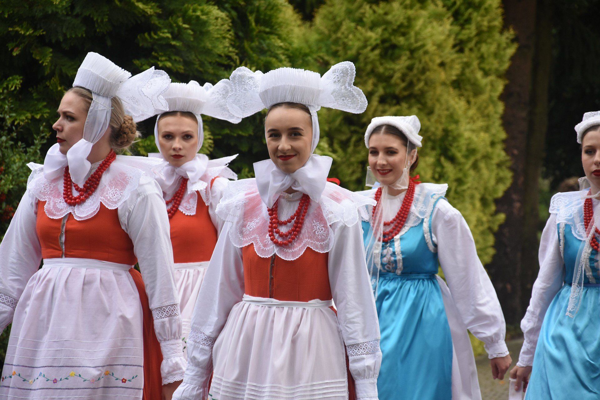 Dożynki Powiatowo-Gminne w Grzybnie. Przez miejscowość przejechał tradycyjny korowód, a podczas obrzędu podzielono chleb [zdjęcia]