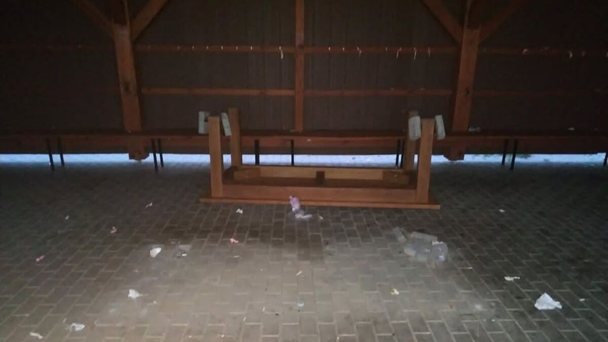 Przewrócony stół, pobite butelki i śmieci w wiacie dla morsów nad Zalewem Zemborzyckim
