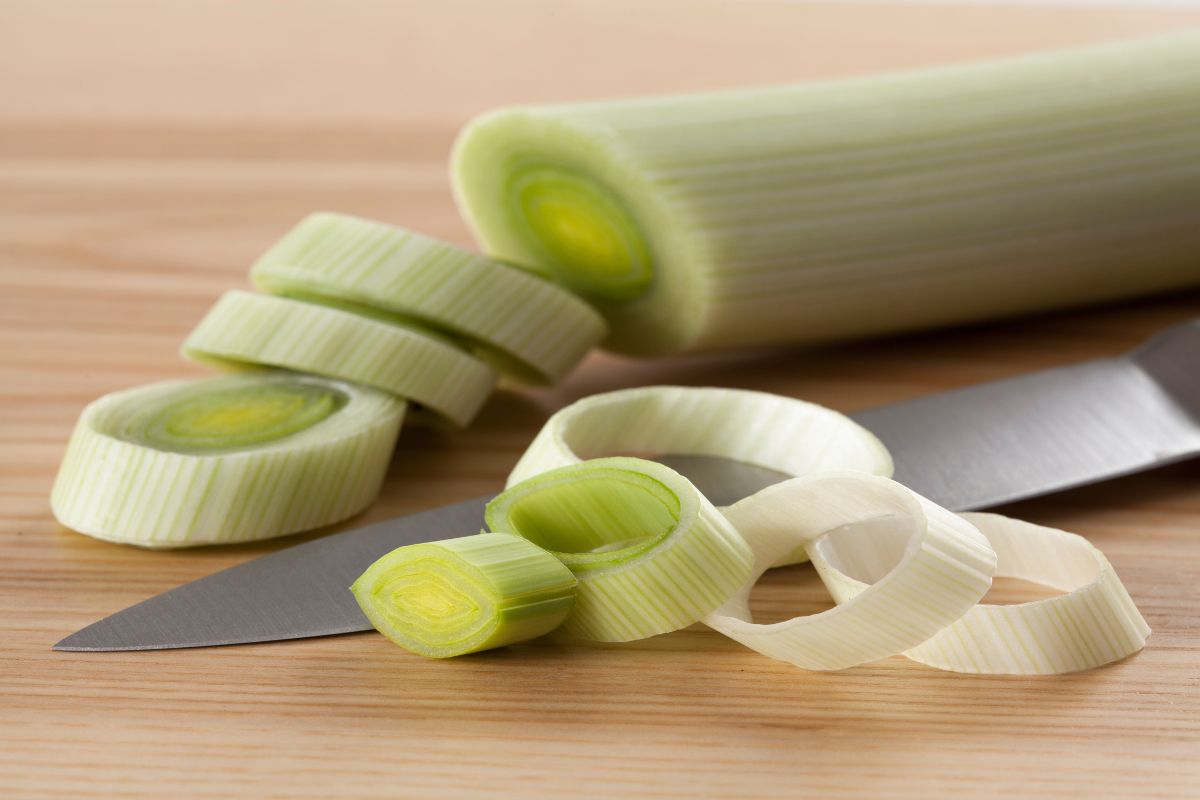 Cream of leek soup is not only tasty, but also healthy.