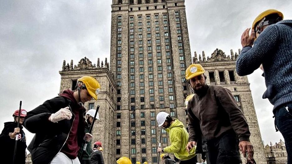 Warszawa. Przyklejanie zdjęć przy PKiN