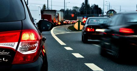 Korki na drogach. Polacy jadą na długi weekend. Które drogi lepiej omijać?
