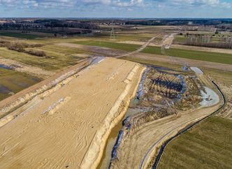 Widać zarys autostrady A2 na wschód od stolicy. Otwarcia na czas jednak nie będzie