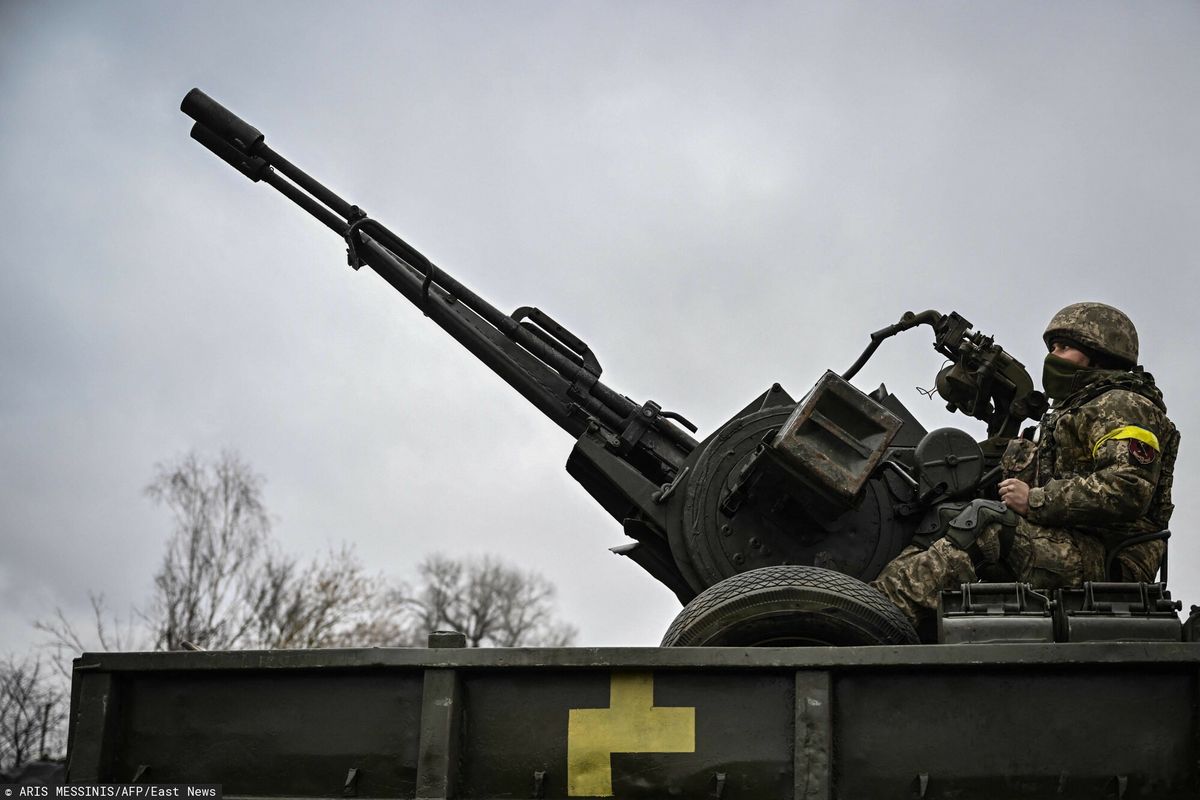 Ukraiński żołnierz przy działku przeciwlotniczym pod Kijowem (Photo by Aris Messinis / AFP)
ARIS MESSINIS