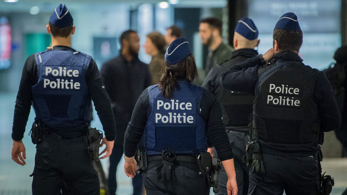 Security raised in Belgium
epa05035902 Police officers patrol at Midi train station in Brussels, Belgium, 21 November 2015. The Belgian government said it had concrete evidence of a planned terrorist attack that would have employed weapons and explosives. The revelation came after officials shut down the underground railway system in Brussels and raised the city's terrorism threat to the maximum of level 4. Many of the participants in the November 13 Paris terrorist attacks had ties to the Belgian capital.  EPA/STEPHANIE LECOCQ 
Dostawca: PAP/EPA.
STEPHANIE LECOCQ