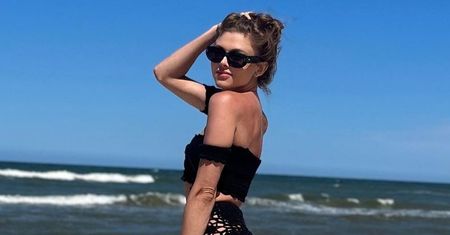 Joanna Opozda zażywa słonecznych kąpieli, prezentując smukłe ciało w bikini (ZDJĘCIA)
