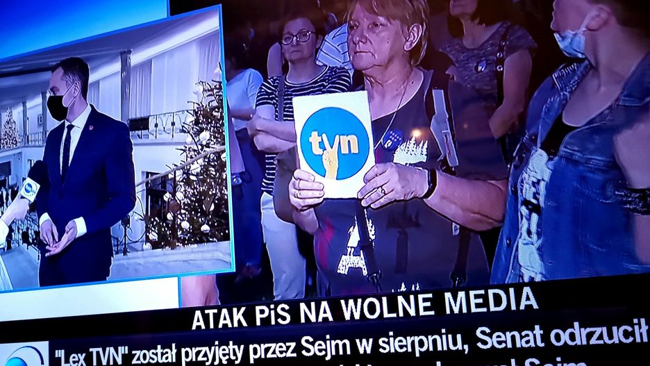 reporter_baza_2021-1217.12.2021 Pasek informacyjny stacji TVN24 po odrzuceniu przez sejm weta do ustawy " Lex TVN "    fot. Beata Zawrzel/REPORTERBeata Zawrzel/REPORTER