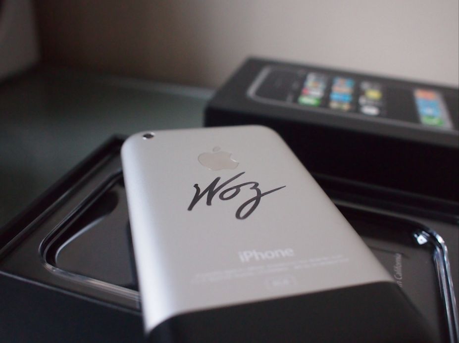 Prawie nieużywany iPhone z podpisem Steve'a Wozniaka wylądował na Allegro 1