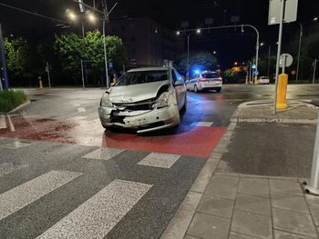 Nocne zderzenie dwóch Boltów. Jeden z kierowców nie patrzył na znaki
