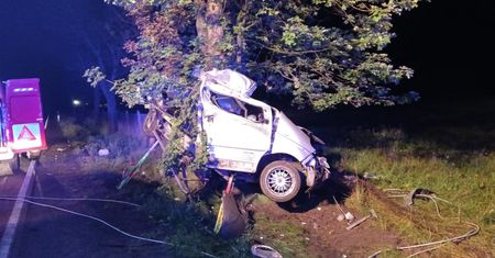 Śmiertelny wypadek. Samochód zawisł na drzewie