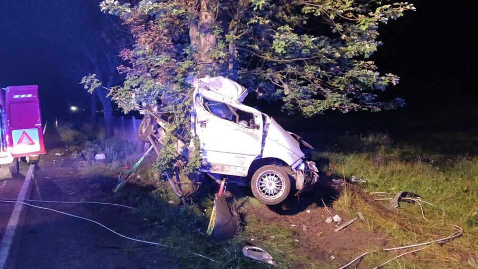 Samochód zawisł na drzewie po zjechaniu z drogi