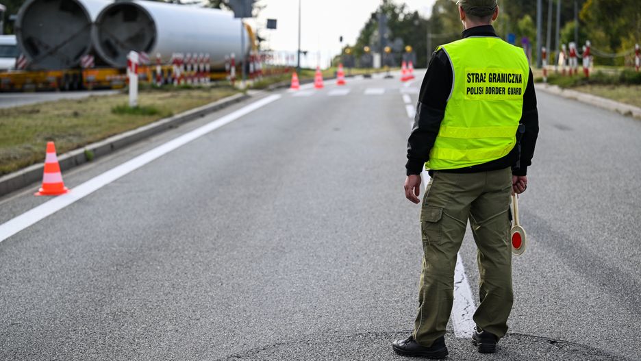 Podczas weekendu Straż Graniczna zatrzymała dziesięciu tzw. kurierów, którzy przewozili nielegalnych migrantów w pobliżu granicy z Białorusią na terenie Podlasia